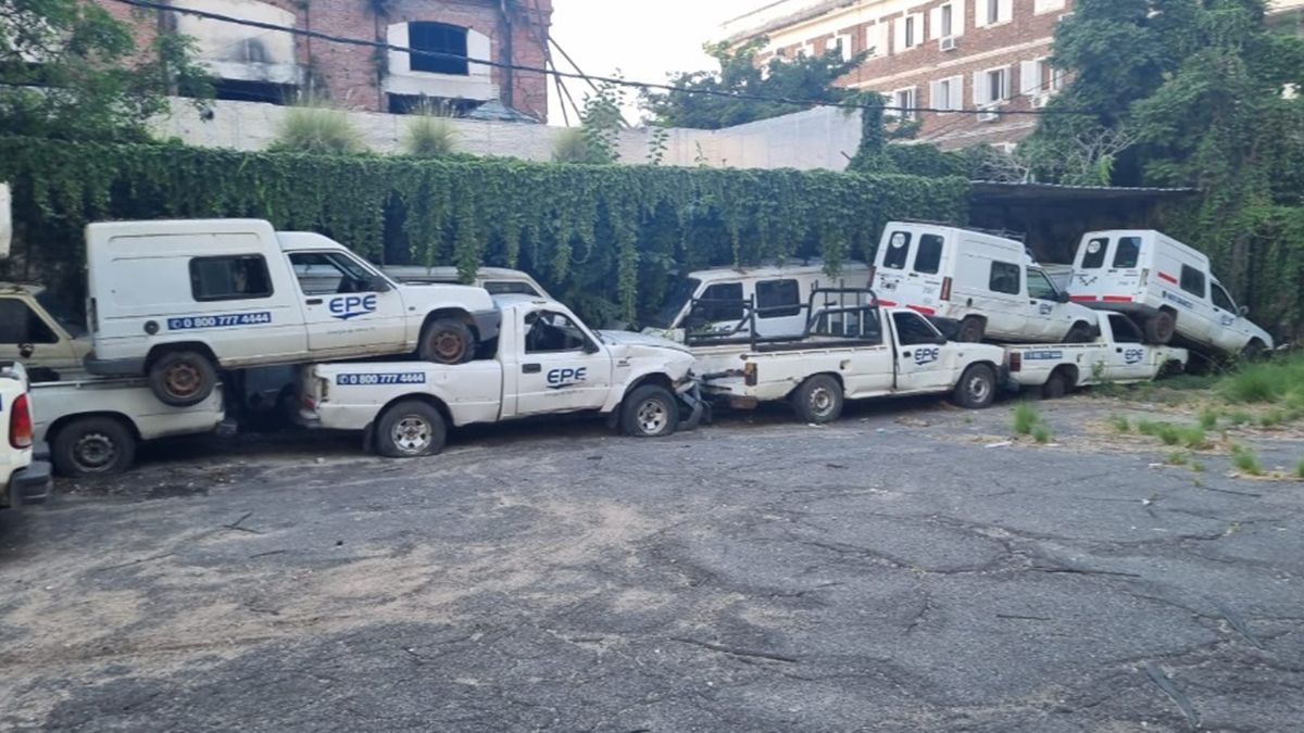 Así se encuentra un cementerio de vehículos abandonados de la empresa. 