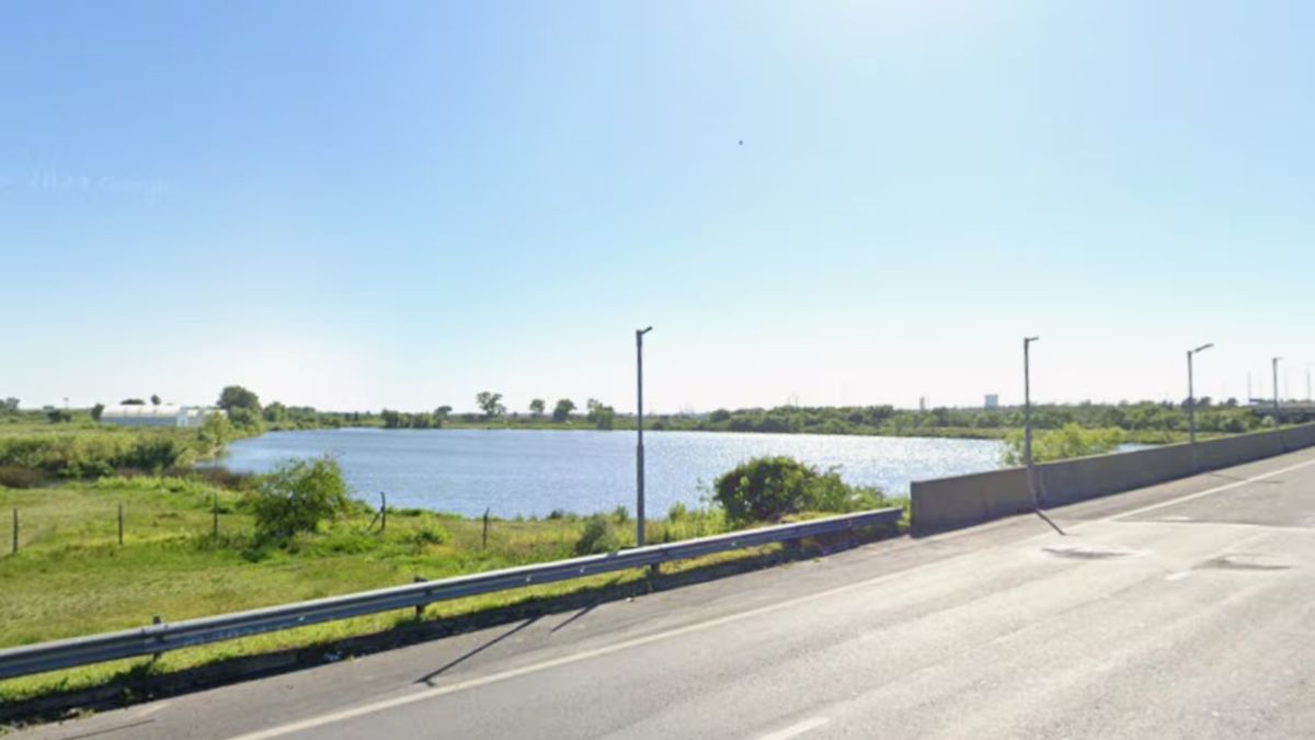 El cadáver estaba en el kilómetro 52 de la Autopista La Plata–Buenos Aires.