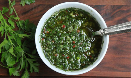Chimichurri casero para darle sabor al asado. Chimichurri casero para darle sabor al asado.