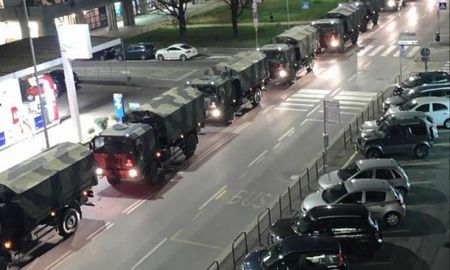 En Bérgamo, Italia, murieron 93 personas el miércoles y no hay puesto para las víctimas del virus ni en el cementerio ni en la iglesia. El ejército traslada sesenta ataúdes a ciudades que ofrecieron ayuda. En Bérgamo, Italia, murieron 93 personas el miércoles y no hay puesto para las víctimas del virus ni en el cementerio ni en la iglesia. El ejército traslada sesenta ataúdes a ciudades que ofrecieron ayuda.