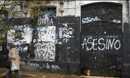 El 15 de noviembre de 1992, en su casona de calle 48 entre 11 y 12 de La Plata, Barreda (82) mató a escopetazos a su esposa Gladys Margarita Mac Donald (57), su suegra Elena Arreche (86) y sus hijas Celina (26) y Adriana (24). El 15 de noviembre de 1992, en su casona de calle 48 entre 11 y 12 de La Plata, Barreda (82) mató a escopetazos a su esposa Gladys Margarita Mac Donald (57), su suegra Elena Arreche (86) y sus hijas Celina (26) y Adriana (24).