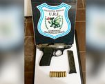 Un preocupante hecho se registró este jueves por la tarde en el sur de la ciudad de Santa Fe, cuando un preceptor se comunicó con el 911 debido a que había encontrado un arma de fuego en inmediaciones a una escuela. Un preocupante hecho se registró este jueves por la tarde en el sur de la ciudad de Santa Fe, cuando un preceptor se comunicó con el 911 debido a que había encontrado un arma de fuego en inmediaciones a una escuela.