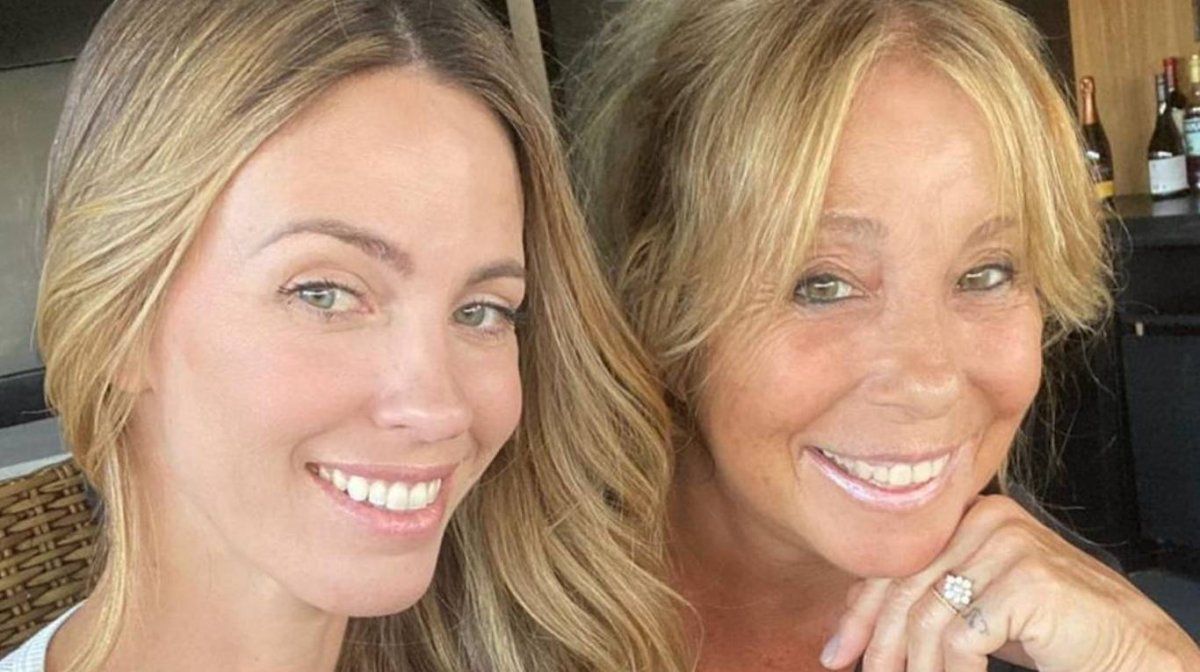 Rocío Guirao Díaz junto a su madre.