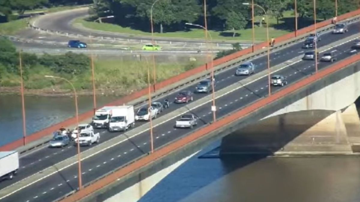 Accidente entre un auto y una moto en el Viaducto Oroño: El casco me salvó