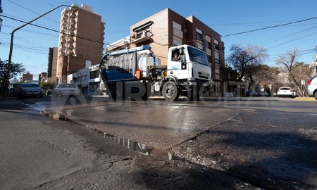 El agua de lluvia termina irregularmente en el sistema cloacal y la presión hace que los caños se rompan, generando los inconvenientes tan comunes en la ciudad de Santa Fe. El agua de lluvia termina irregularmente en el sistema cloacal y la presión hace que los caños se rompan, generando los inconvenientes tan comunes en la ciudad de Santa Fe.