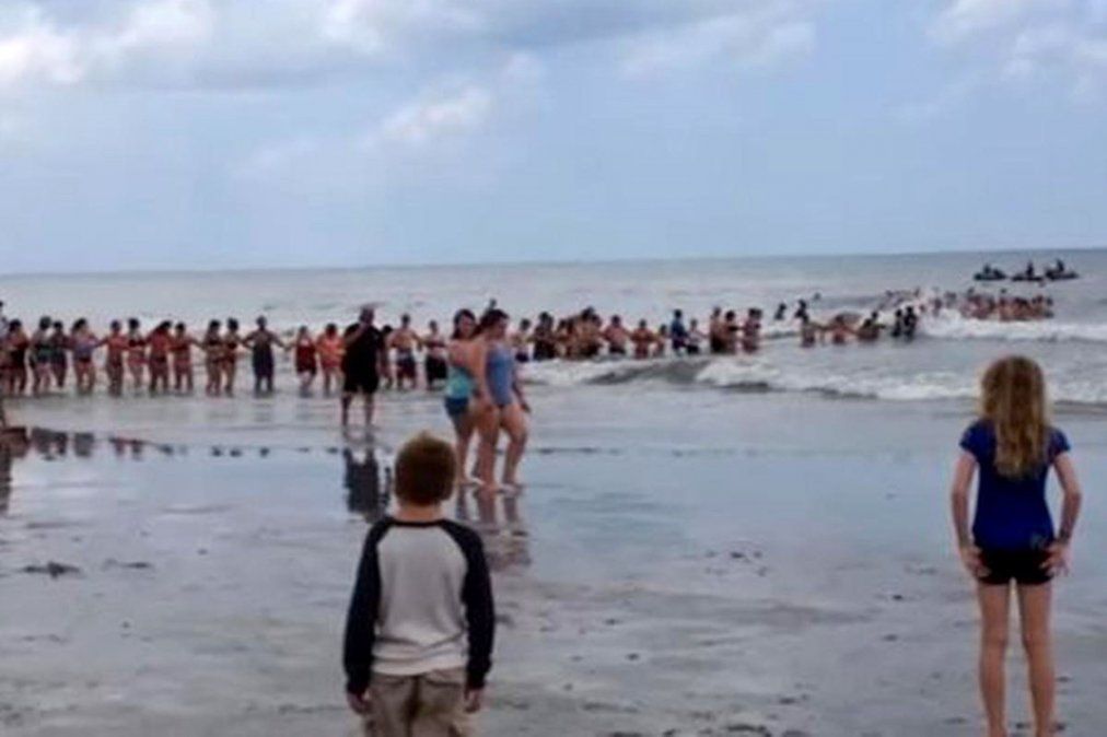 Una cadena humana salvó a una mujer de morir ahogada en una playa