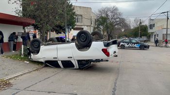 Impactante choque: una camioneta terminó con las ruedas hacia arriba