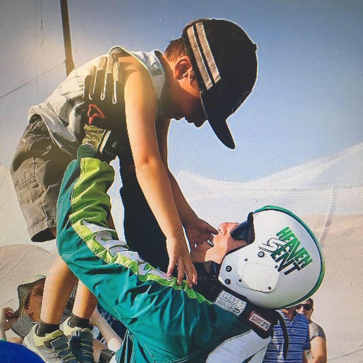 Completado el histórico salto, con el que impuso el récord mundial para el salto más alto sin paracaídas o wingsuit, Luke festeja con su hijo Logan, por entonces de 4 años. Completado el histórico salto, con el que impuso el récord mundial para el salto más alto sin paracaídas o wingsuit, Luke festeja con su hijo Logan, por entonces de 4 años.