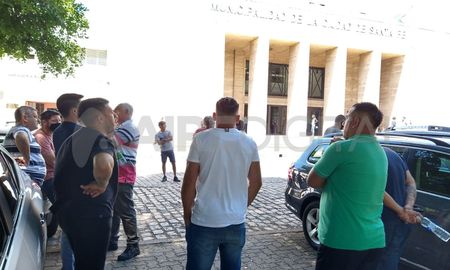 Raúl Aguado, presidente de la Asociación de Remiseros Santafesinos, habló con el móvil de AIRE a la salida de la reunión y aseguró que se acordó trabajar mancomunadamente de acá en adelante con el Municipio, y llegar a poder trabajar tranquilamente. Raúl Aguado, presidente de la Asociación de Remiseros Santafesinos, habló con el móvil de AIRE a la salida de la reunión y aseguró que se acordó trabajar mancomunadamente de acá en adelante con el Municipio, y llegar a poder trabajar tranquilamente.