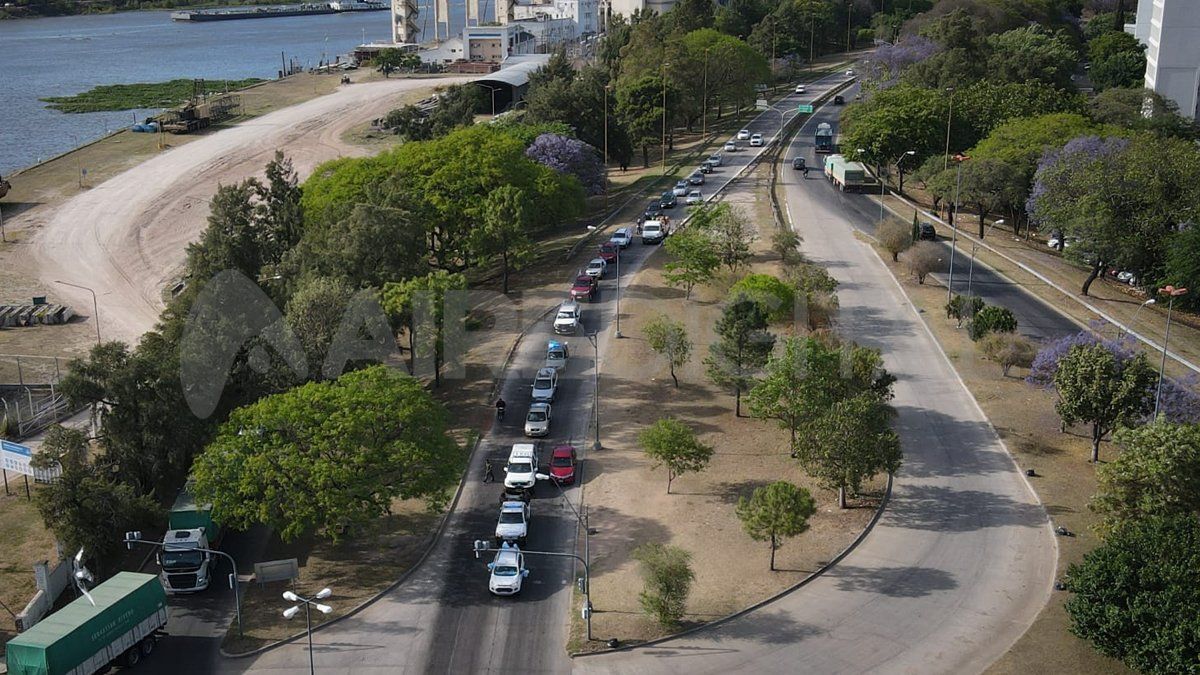 La Costanera fue uno de los últimos escenarios que se llenó de color y bocinazos ante el arribo de la caravana que ingresó con bocinozos alertando a los deportistas que en ese momento realizaban su rutina.