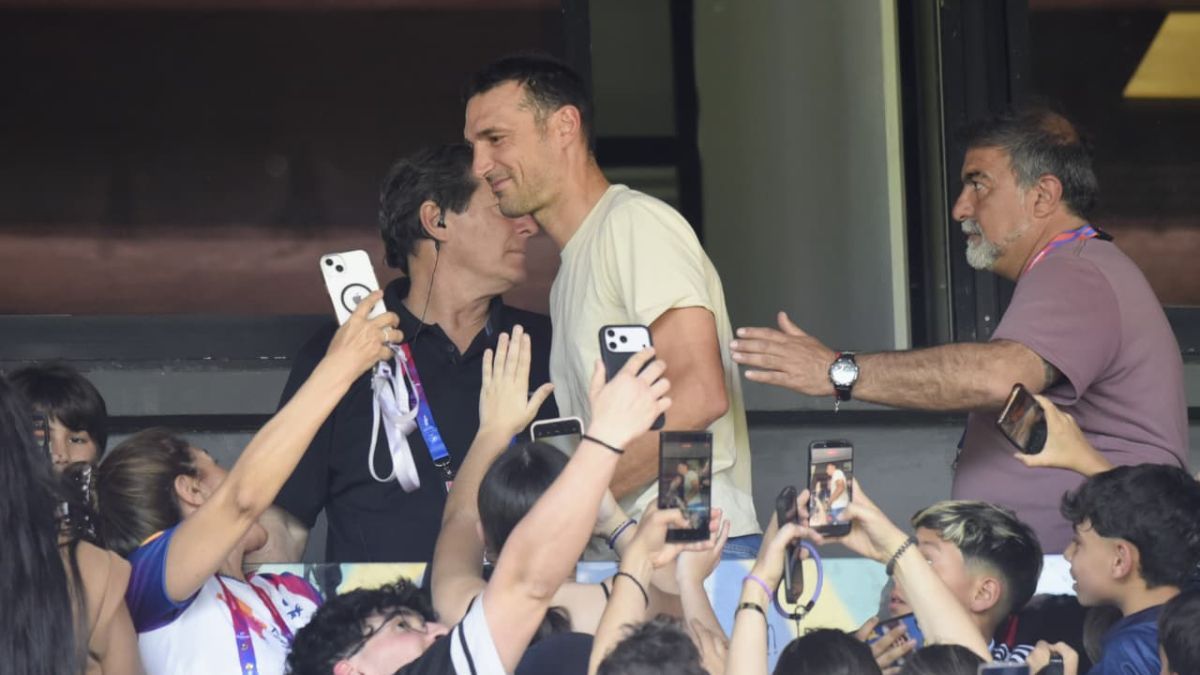 Quiénes estaban en la parte alta de la platea del Coloso aprovecharon para pedirle fotos y saludos a Lionel Scaloni. Quiénes estaban en la parte alta de la platea del Coloso aprovecharon para pedirle fotos y saludos a Lionel Scaloni.