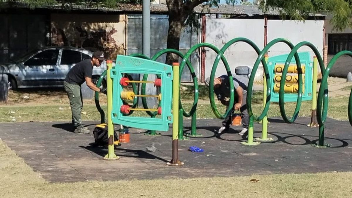La Municipalidad de Santa Fe también trabaja en las plazas del barrio El Pozo. La Municipalidad de Santa Fe también trabaja en las plazas del barrio El Pozo.
