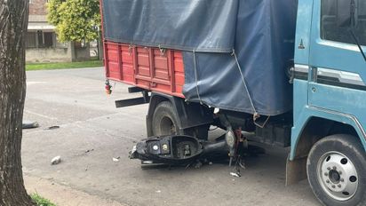 Accidente en Santa Fe: una moto quedó debajo de un camión tras un fuerte choque en barrio Belgrano