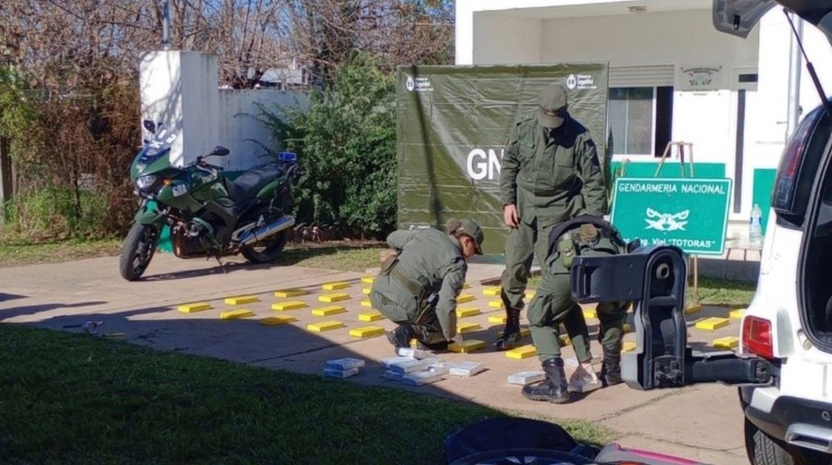 El auto en total trasladaba 49 panes con cocaína.