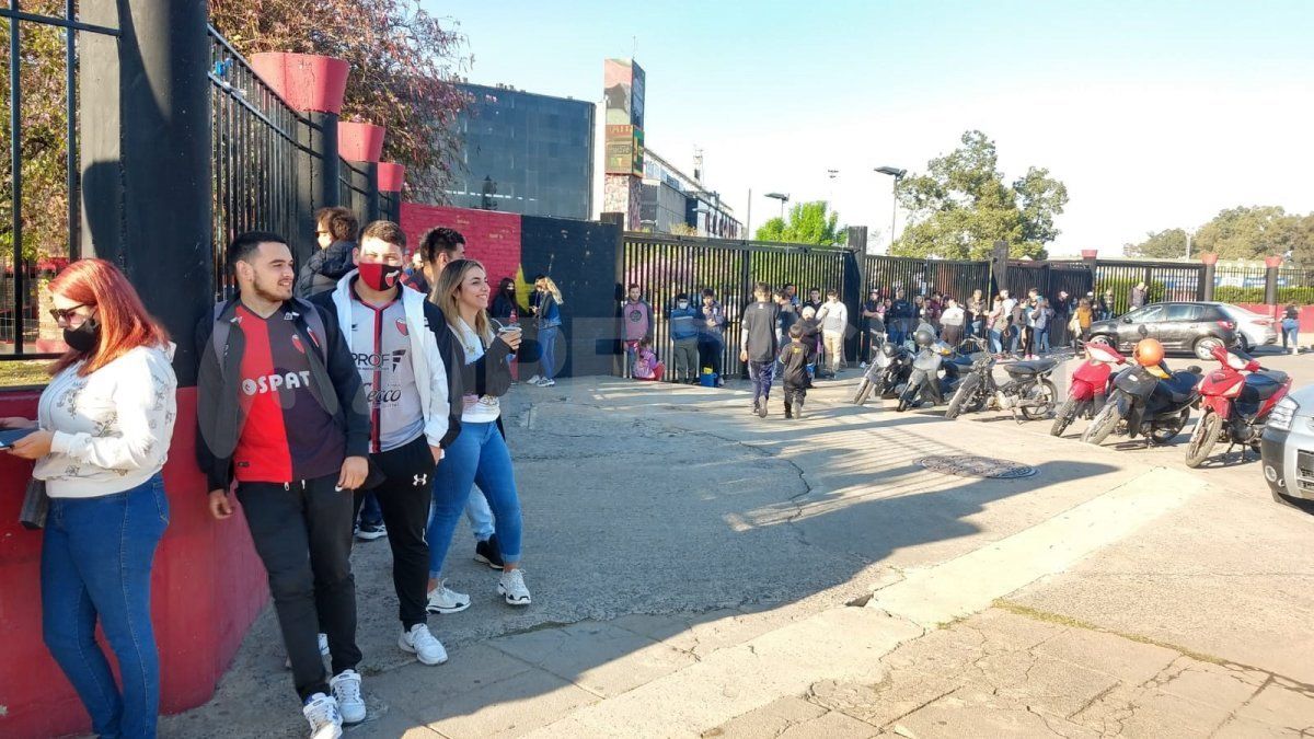 Desde temprano, este miércoles se formó una larga fila de hinchas de Colón en inmediaciones del Cementerio de los Elefantes para poder asociarse y ver el partido entre el Sabalero y Banfield, este lunes a las 20.15.
