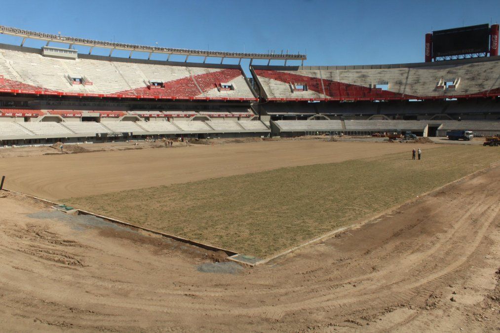 El Estadio Monumental está casi listo para volver a albergar los partidos de River con los primeros brotes de césped.