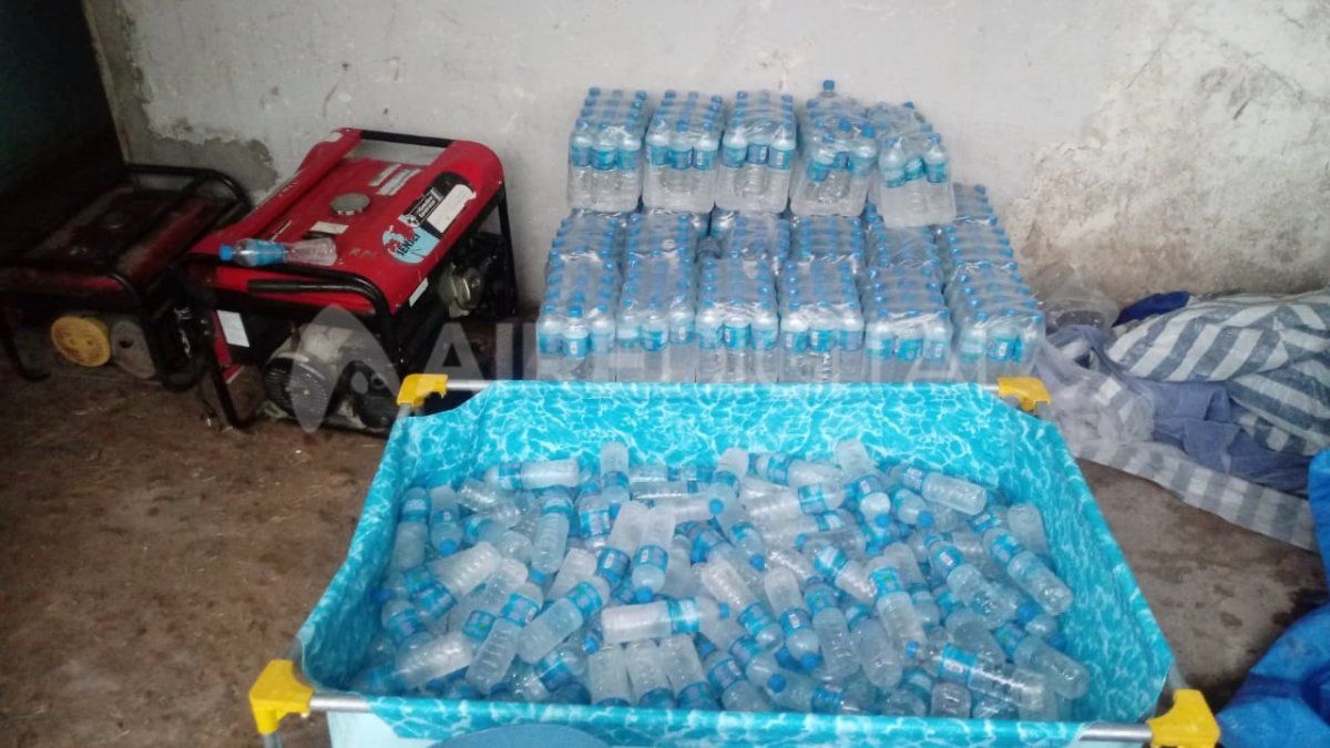 Los efectivos dieron con los responsables de la organización del evento, y tras requisar el vehículo de uno de ellos, secuestraron desde el interior una consola de sonido y pastillas de estupefacientes.