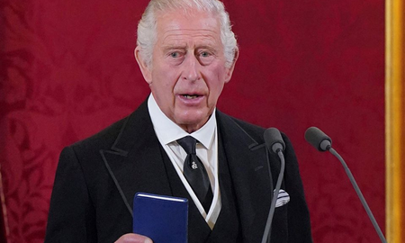 Carlos III estrenó el nuevo monograma real: qué significa y en qué se diferencia del de la reina Isabel Carlos III estrenó el nuevo monograma real: qué significa y en qué se diferencia del de la reina Isabel
