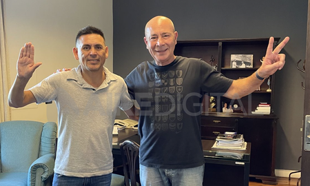 ¿Casualidad o mensaje? El concejal y cantante Juanjo Piedrabuena se tomó esta foto con Jorge Molina, referente de UPCN, este último viernes. ¿Casualidad o mensaje? El concejal y cantante Juanjo Piedrabuena se tomó esta foto con Jorge Molina, referente de UPCN, este último viernes.