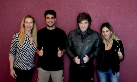 Javier Milei estuvo en Santa Fe junto a su candidato a diputado nacional, Agustín Pellegrini, Karina Milei y Romina Diez.