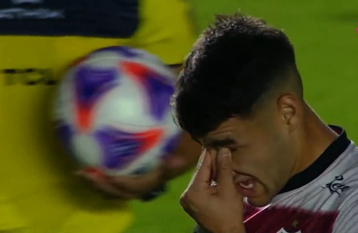 La hinchada de Colón reprobó el momento del equipo y pidió mayor empeño para revertir la situación.