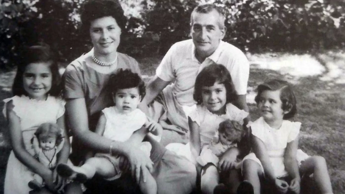 Héctor Germán Oesterheld, con su esposa y sus cuatro hijas- Álbum familiar de los Oesterheld y de Vicente Curtis. Héctor Germán Oesterheld, con su esposa y sus cuatro hijas- Álbum familiar de los Oesterheld y de Vicente Curtis.