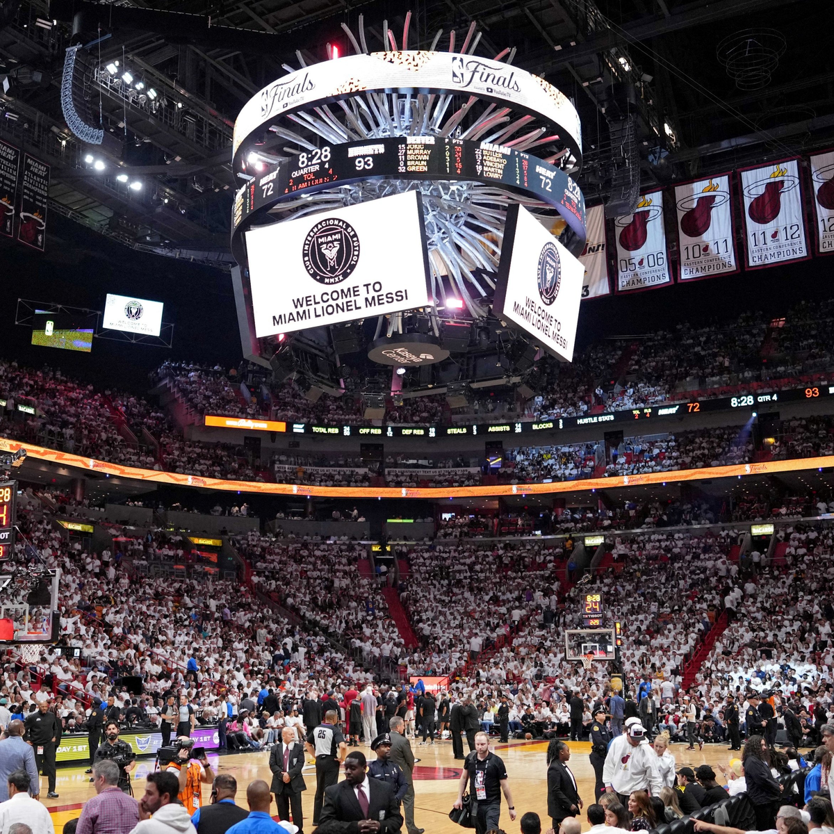 "Welcome Lionel Messi" (Bienvenido Lionel Messi) apareció en las pantallas gigantes del Kaseya Center y provocó la ovación del público, pese a que los Heat estuvieran perdiendo el duelo.