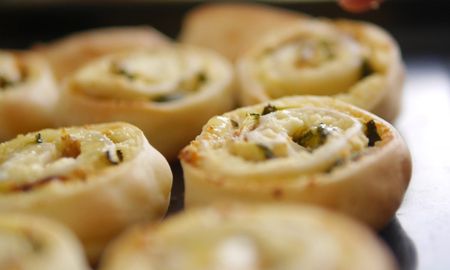 Rollitos de ricota y zucchini para un almuerzo saludable Rollitos de ricota y zucchini para un almuerzo saludable