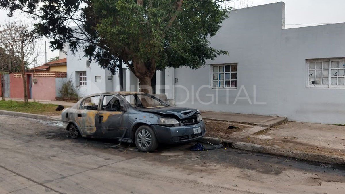 Auto incendiado en la puerta de la Subcomisar&iacute;a 2da.