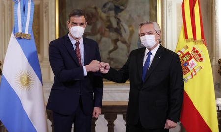 Durante la breve visita que realizó a la Argentina el presidente del Gobierno de España, Pedro Sánchez, el mandatario argentino aseguró: Escribió alguna vez Octavio Paz que los mexicanos salieron de los indios, los brasileros salieron de la selva pero nosotros los argentinos llegamos de los barcos, y eran barcos que venían de Europa. Así construimos nuestra sociedad. Durante la breve visita que realizó a la Argentina el presidente del Gobierno de España, Pedro Sánchez, el mandatario argentino aseguró: Escribió alguna vez Octavio Paz que los mexicanos salieron de los indios, los brasileros salieron de la selva pero nosotros los argentinos llegamos de los barcos, y eran barcos que venían de Europa. Así construimos nuestra sociedad.