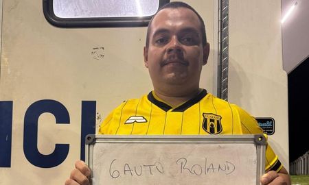 Un hincha visitante se hizo el chistoso y quedó detenido por romper billetes de pesos argentinos Un hincha visitante se hizo el chistoso y quedó detenido por romper billetes de pesos argentinos