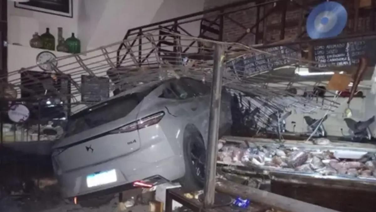 Buenos Aires: un conductor borracho venía manejando a toda velocidad y quedó incrustado en una fiambrería