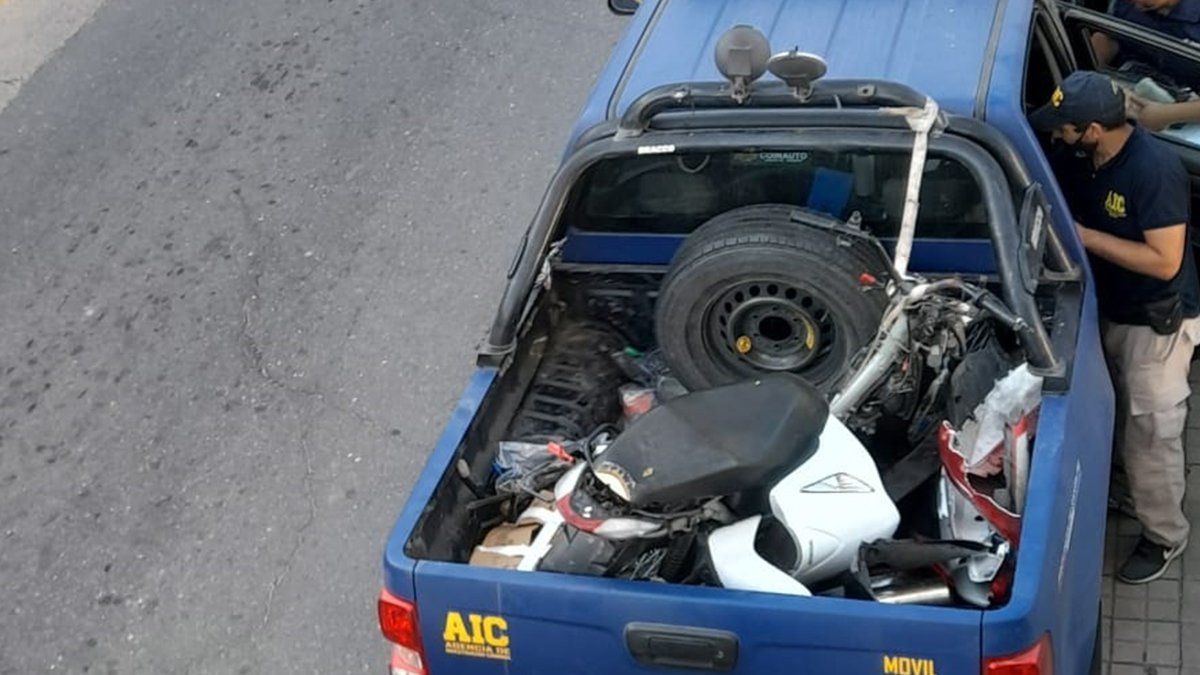 Parte de las motopartes que fueron secuestradas por los investigadores.