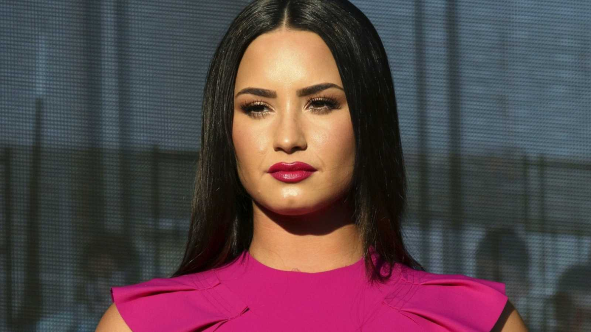 demi lovato pelo rubio y rosa fondo de pantalla