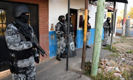 Uno de los allanamientos fue en una vivienda de Lamadrid y Avellaneda, donde detuvieron a Dylan Cantero. Uno de los allanamientos fue en una vivienda de Lamadrid y Avellaneda, donde detuvieron a Dylan Cantero.