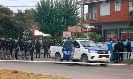 Al enterarse del hecho, familiares y vecinos de la víctima se manifestaron frente a la dependencia policial en reclamo de justicia. Al enterarse del hecho, familiares y vecinos de la víctima se manifestaron frente a la dependencia policial en reclamo de justicia.
