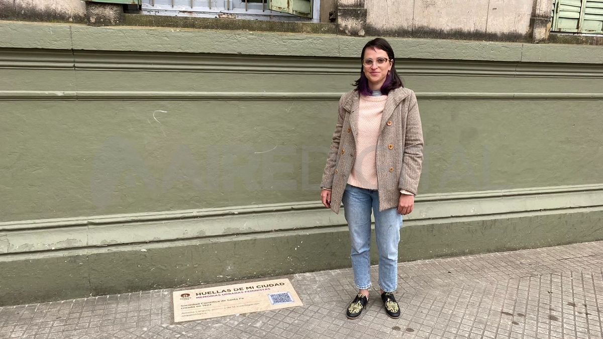 Florencia Costa, directora del área de Mujeres y Disidencias de la Municipalidad de Santa Fe, junto a la baldosa en honor a Amelia Larguía.
