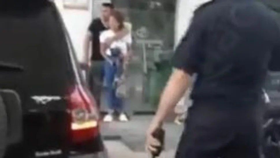 Los efectivos policiales lograron detener a un sujeto que tenía como rehén a su propia mujer y con un machete en la mano