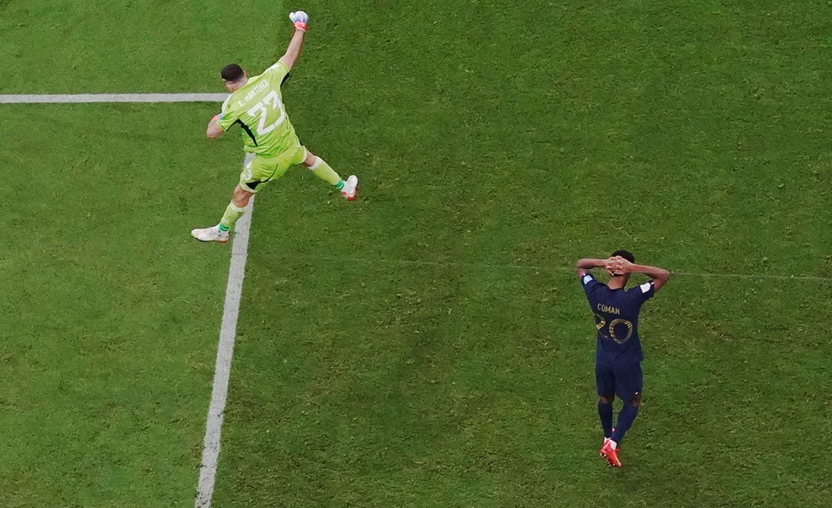 Los arqueros rara vez celebran a lo grande después de parar un penal, pero el del Aston Villa es una excepción.