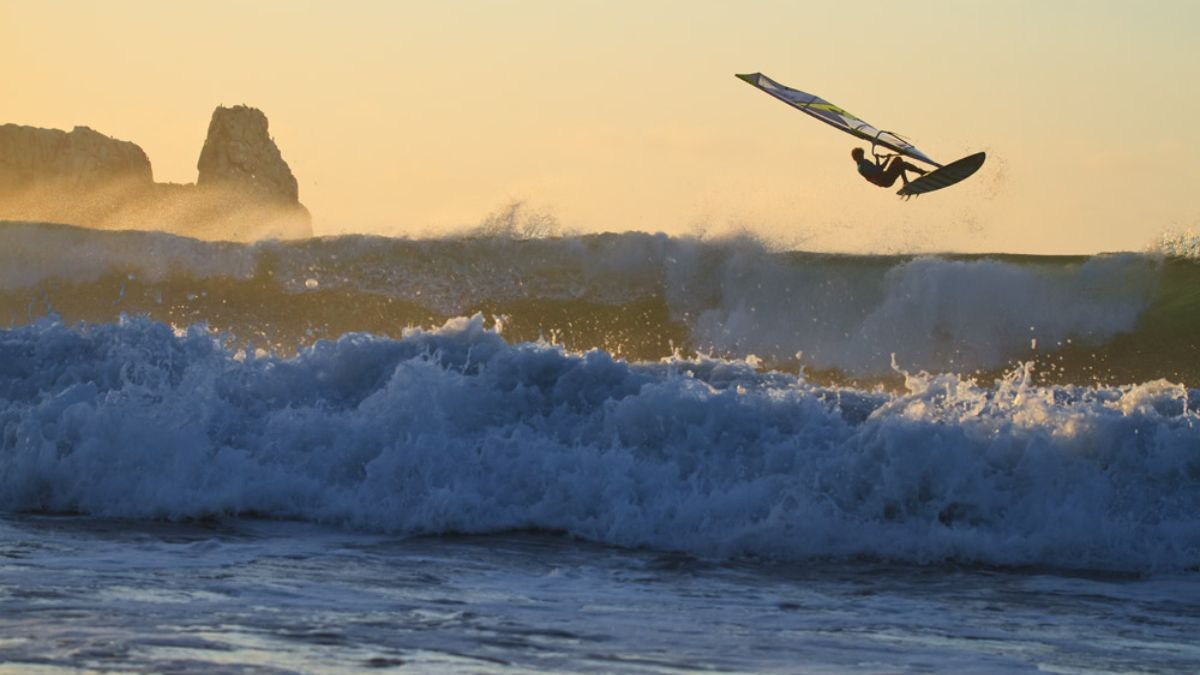 La mayor&iacute;a de las construcciones en el pueblo utilizan madera y materiales nobles para integrarse visualmente con los acantilados, minimizando el impacto ambiental en la costa.
