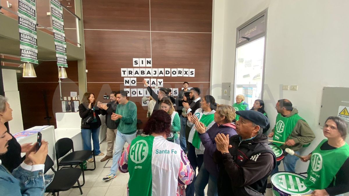 La protesta fue ante la inminente firma de los decretos a través de los cuales se dejaría en la calle a más de 60 trabajadores. La protesta fue ante la inminente firma de los decretos a través de los cuales se dejaría en la calle a más de 60 trabajadores.
