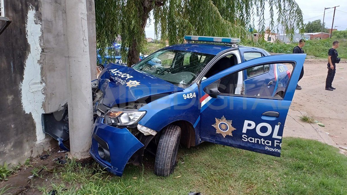 Un patrullero que perseguía a dos personas sospechosas que se trasladaban en moto terminó chocando contra un poste de luz en inmediaciones de Padre Quiroga y Jorge Luis Borges