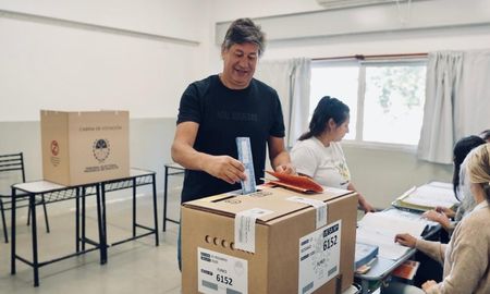 Roly Santacroce votó en la escuela Raúl Arino de Funes y destacó el rol de los intendentes como representantes directos de la voz de los vecinos. Roly Santacroce votó en la escuela Raúl Arino de Funes y destacó el rol de los intendentes como representantes directos de la voz de los vecinos.