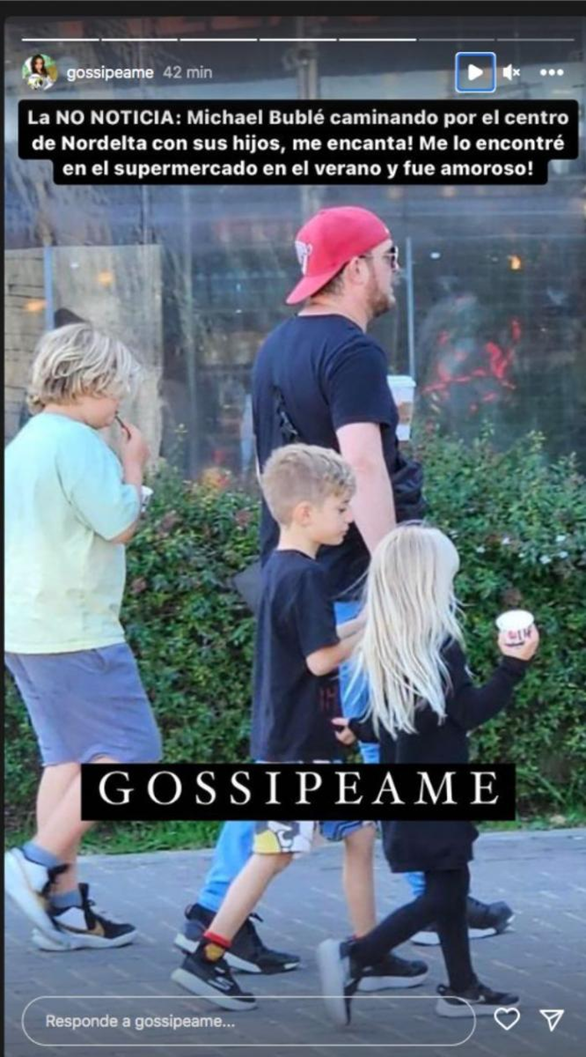 Michael Bublé, el marido de Luisana Lopilato, paseando por Nordelta con tres de sus hijos.