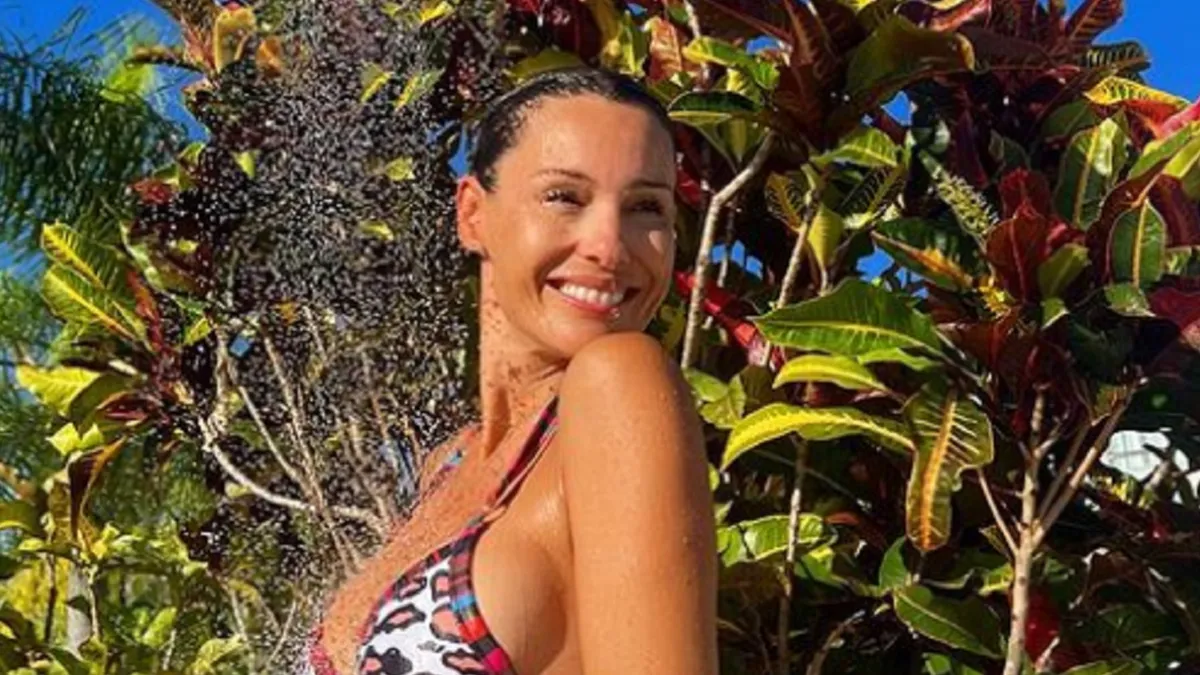 Animal print y rayas, Pampita deslumbró con una original microbikini