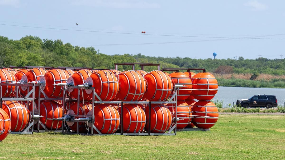 El Gobierno de México emitió la semana pasada una protesta formal contra la Casa Blanca al argumentar que la barrera flotante es una violación de tratados bilaterales. El Gobierno de México emitió la semana pasada una protesta formal contra la Casa Blanca al argumentar que la barrera flotante es una violación de tratados bilaterales.