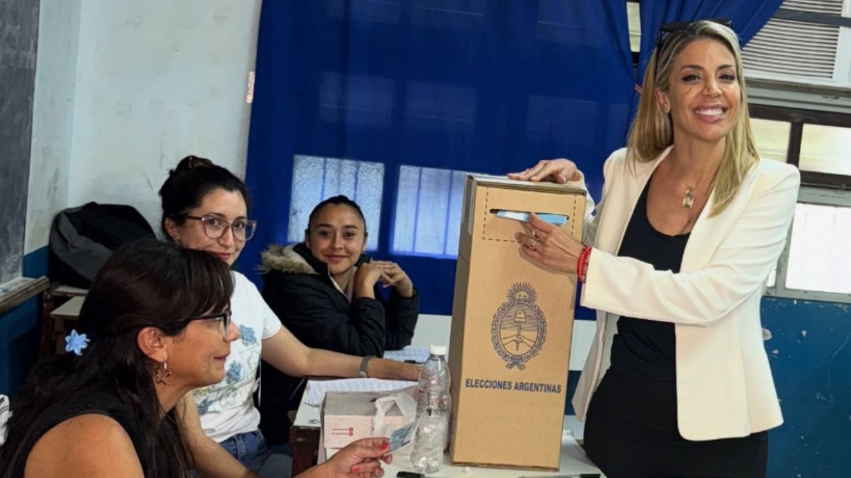 Virginia Gallardo celebra su ingreso al Congreso tras las elecciones 2025.