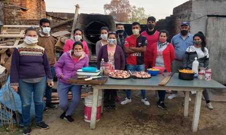 A diario los voluntarios trabajan para alimentar a los vecinos que se acercan desde diferentes barrios de la zona. A diario los voluntarios trabajan para alimentar a los vecinos que se acercan desde diferentes barrios de la zona.