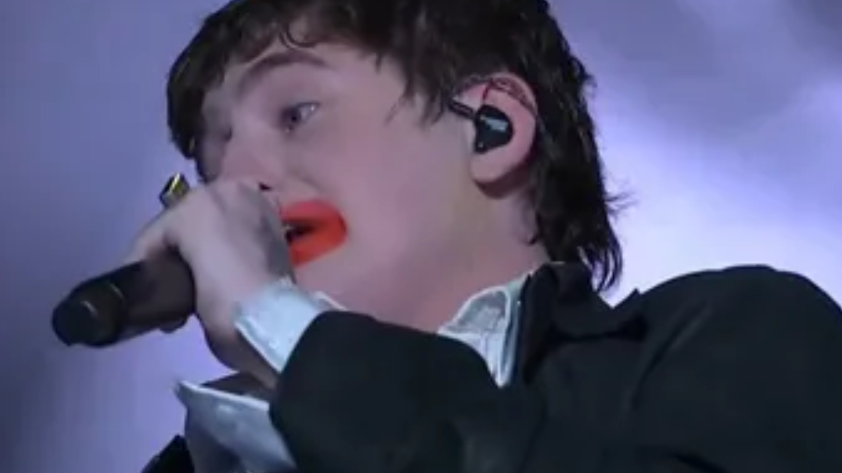 Dillom disparó una polémica frase contra Javier Milei en el Quilmes Rock