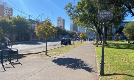 El hecho ocurrió en Plaza España, frente a la escuela Bustos. El hecho ocurrió en Plaza España, frente a la escuela Bustos.